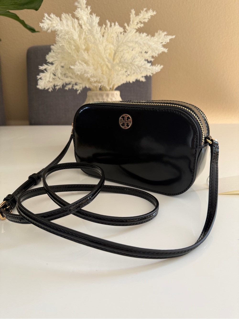 NWT , tory burch shine camera crossbody bag 176890 black $425